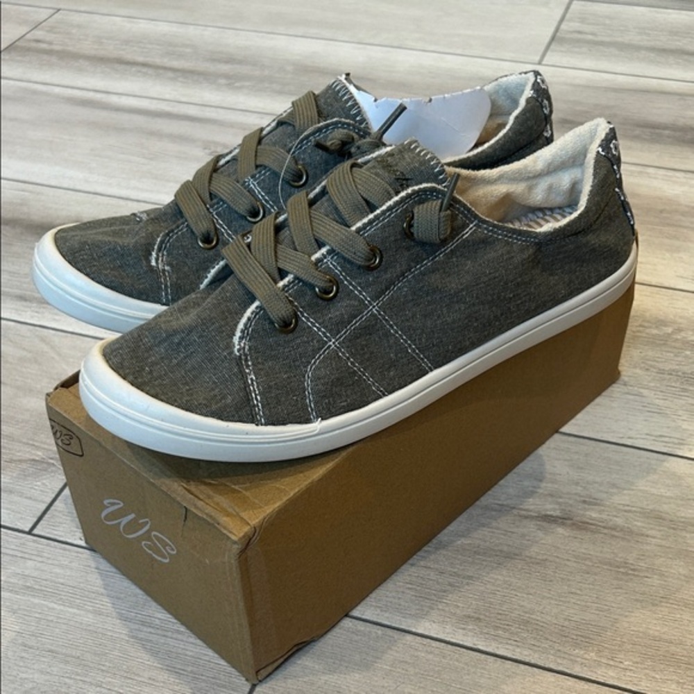 Weestep women's casual lace up low top sneakers size 9.5 new